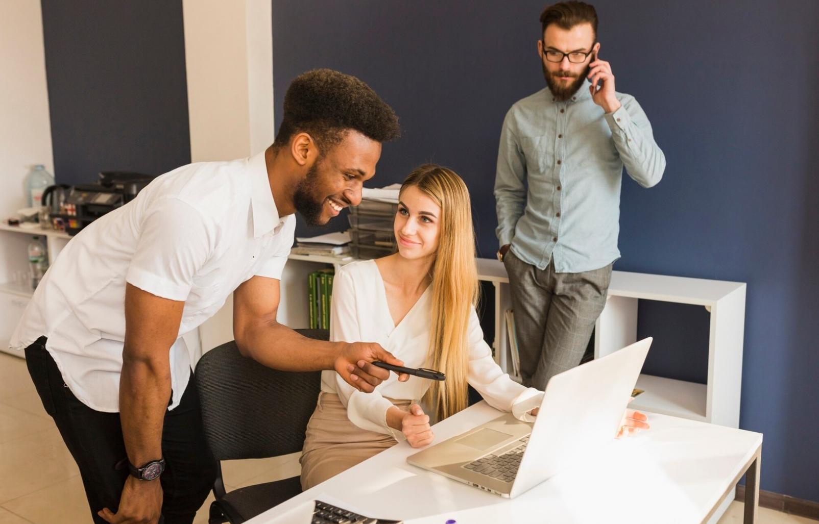 Команда специалистов по финансовому планированию за работой